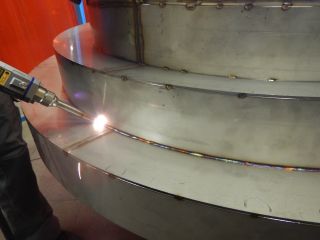 Schweißer beim Schweißen einer Baugruppe Schweißer beim Schweißen einer Baugruppe